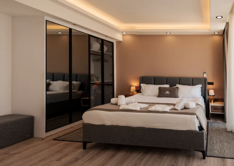 Bedroom with double bed and wardrobe at Vistamare Premium Residence