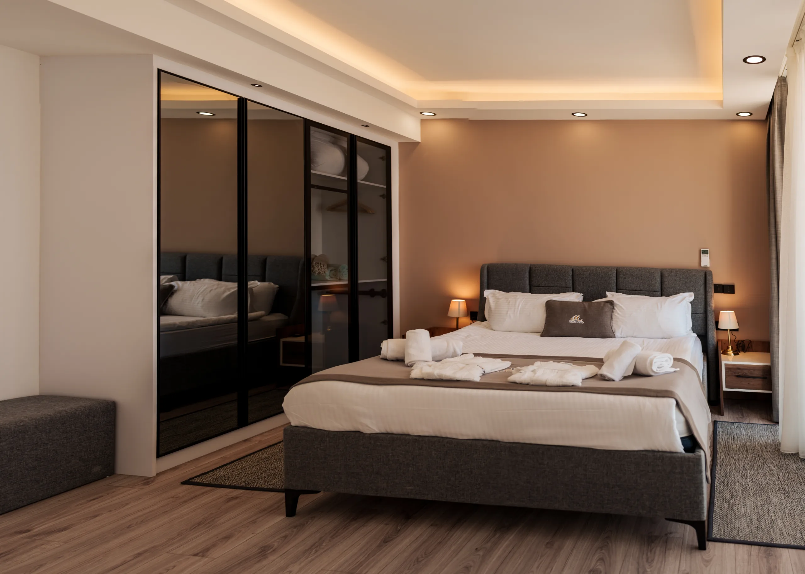 Bedroom with double bed and wardrobe at Vistamare Premium Residence