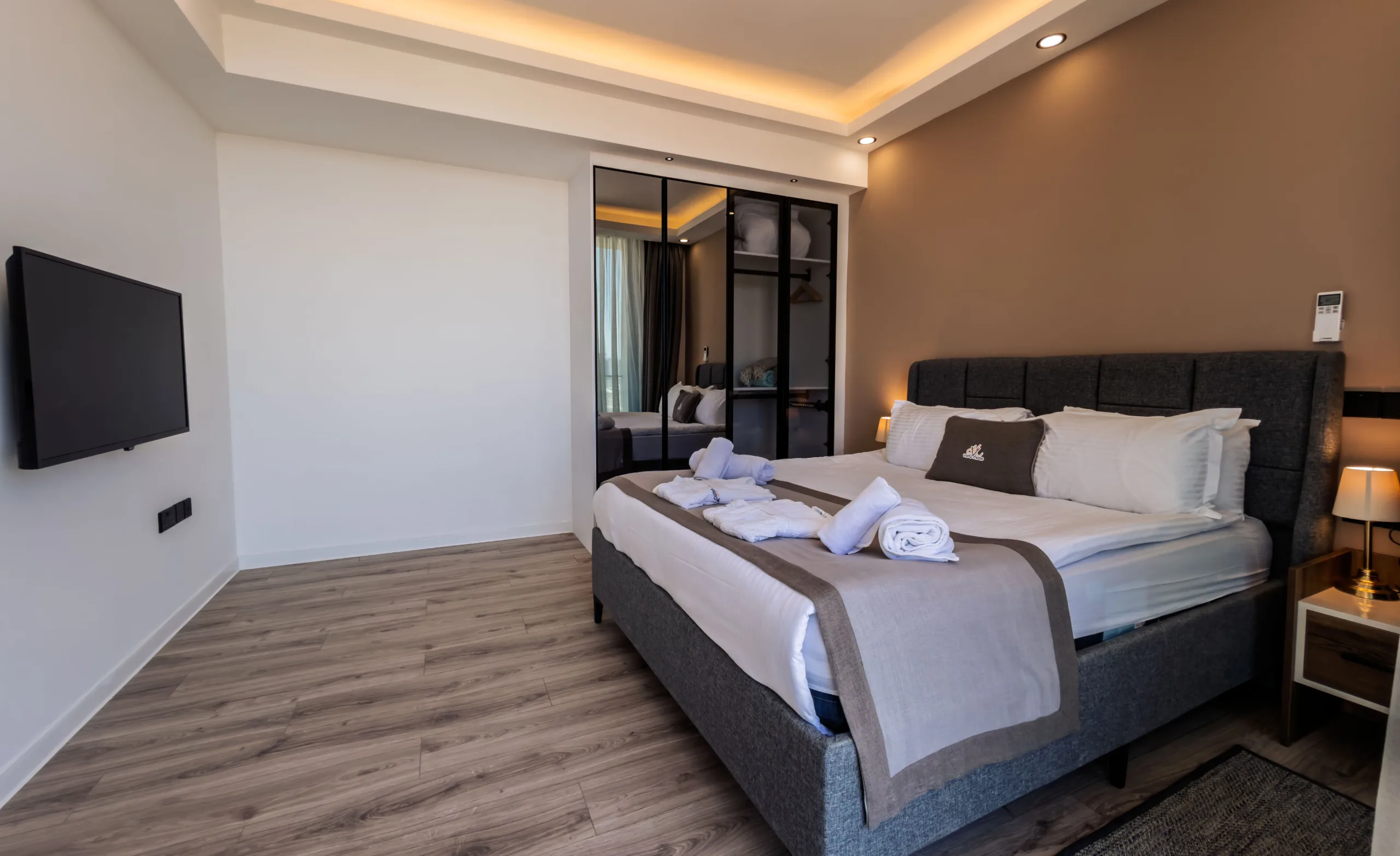 Bedroom with double bed and TV at Vistamare Premium Residence
